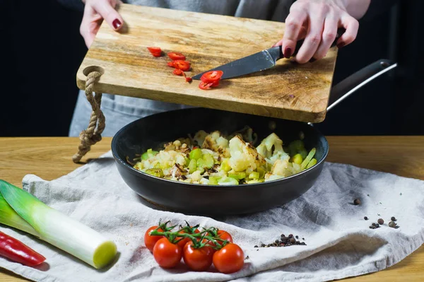 Chef Corta Chiles Una Tabla Cortar Madera Cocina Fondo Vista — Foto de Stock