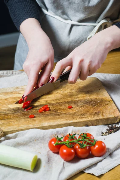 Chef Coupe Des Piments Sur Une Planche Découper Bois Cuisine — Photo