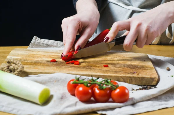 Chef Corta Chiles Una Tabla Cortar Madera Cocina Fondo Vista — Foto de Stock