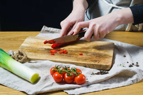 厨师在木制的切菜板上切辣椒 背景厨房 侧视图 — 图库照片