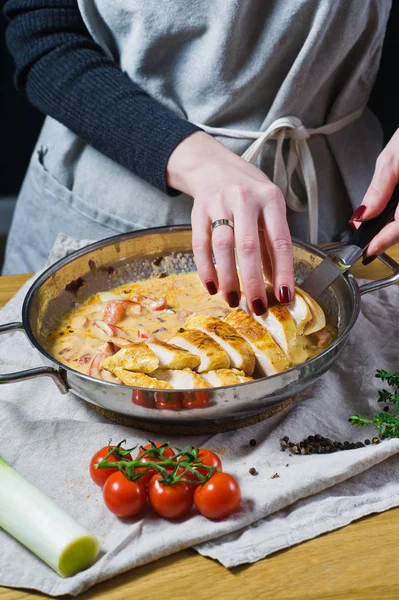 Chef Pone Las Pechugas Pollo Cortadas Sartén Cocina Fondo Vista — Foto de Stock