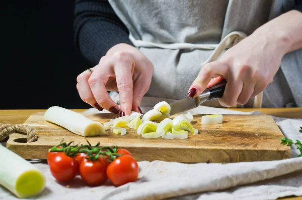 Chef Corta Puerros Una Tabla Cortar Madera Cocina Fondo Vista — Foto de Stock