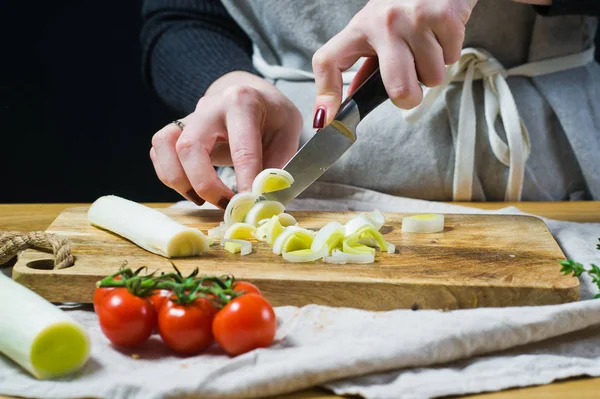 Chef Corta Alho Porro Numa Tábua Cortar Madeira Cozinha Fundo — Fotografia de Stock