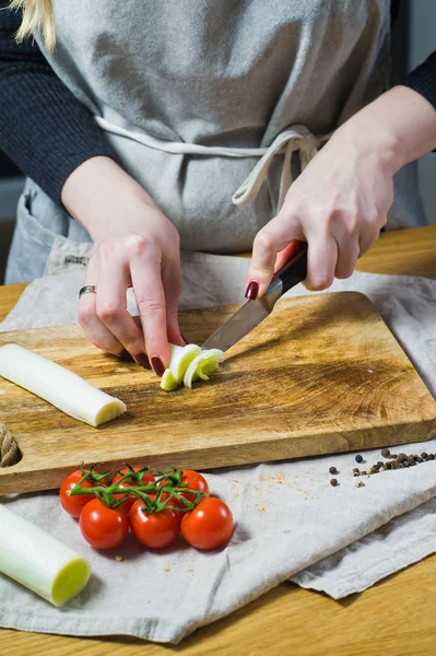 Chef Corta Puerros Una Tabla Cortar Madera Cocina Fondo Vista — Foto de Stock