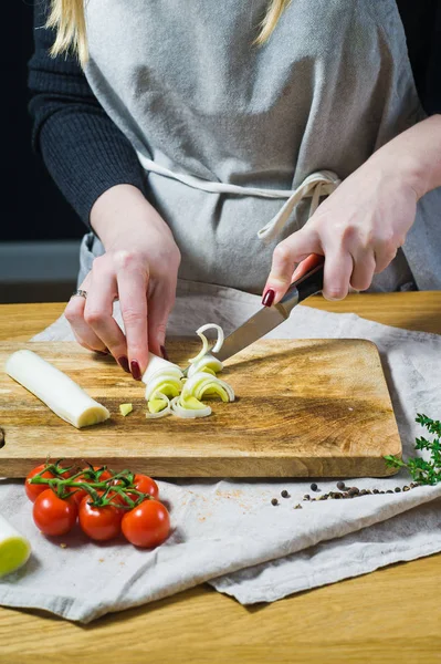 厨师在一块木制的切菜板上切子 背景厨房 侧视图 — 图库照片