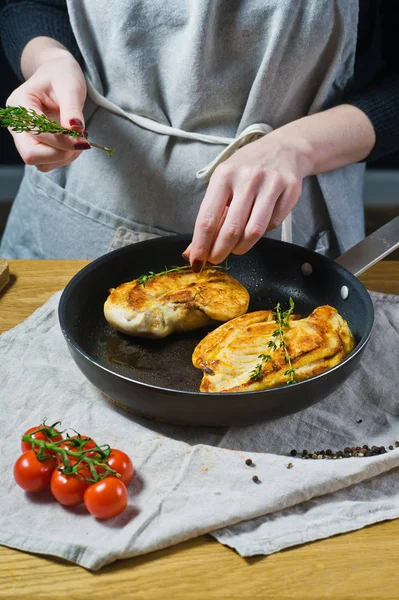 Chef Espolvorea Tomillo Sobre Las Pechugas Pollo Una Sartén Cocina — Foto de Stock