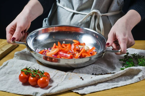 Chef Coloca Pimentas Vermelhas Picadas Cebolas Com Uma Faca Panela — Fotografia de Stock