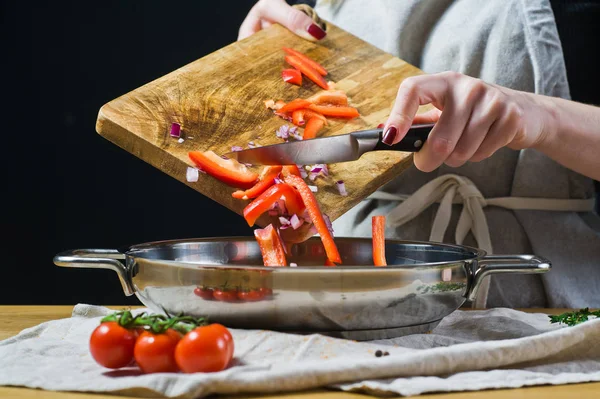 Chef Coloca Pimentas Vermelhas Picadas Cebolas Com Uma Faca Panela — Fotografia de Stock