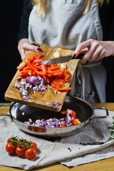 Chef Coloca Pimentas Vermelhas Picadas Cebolas Com Uma Faca Panela — Fotografia de Stock