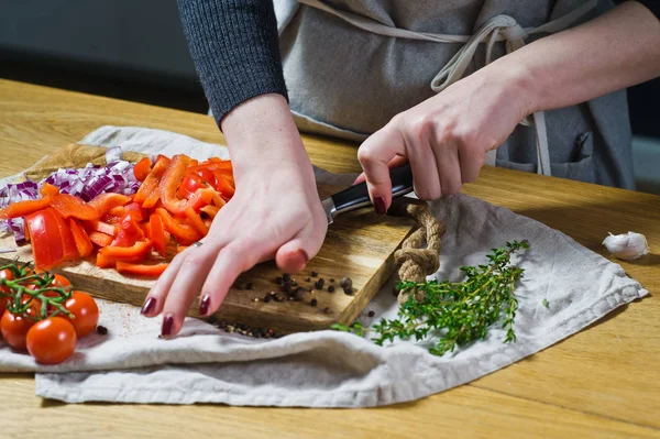 Chef Aplasta Ajo Una Tabla Cortar Madera Cocina Fondo Vista — Foto de Stock