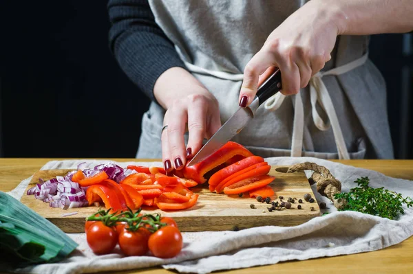 Chef Corta Pimientos Rojos Una Tabla Cortar Madera Cocina Fondo — Foto de Stock