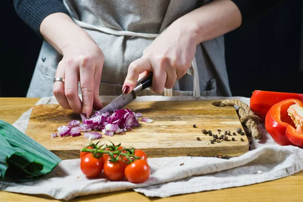 厨师在一块木制的切菜板上切红洋葱 背景厨房 侧视图 — 图库照片