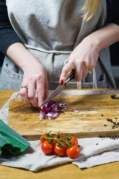 Chef Corta Cebollas Rojas Una Tabla Cortar Madera Cocina Fondo — Foto de Stock