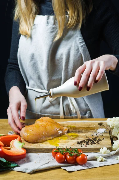 Chef Vierte Aceite Oliva Sobre Las Pechugas Pollo Una Tabla — Foto de Stock