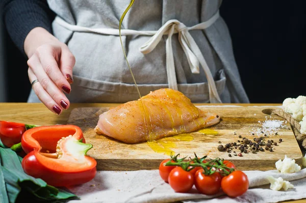 Chef Adoba Pechugas Pollo Pimentón Sobre Una Tabla Cortar Madera — Foto de Stock