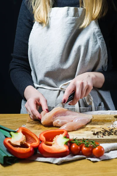 Chef Corta Pechugas Pollo Una Tabla Cortar Madera Cocina Fondo — Foto de Stock