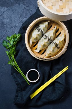 Japon sosu geleneksel vapur, sarı çubuk içinde. Koyu arka plan, üstten görünüm