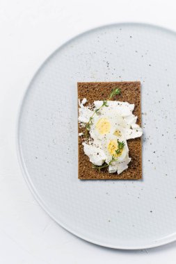 Tost bıldırcın yumurtası. Malzemeler domates, yumurta, peynir, çavdar ekmeği. Beyaz arka plan, üstten görünüm, metin için yer