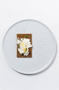 Tost bıldırcın yumurtası. Malzemeler domates, yumurta, peynir, çavdar ekmeği. Beyaz arka plan, üstten görünüm, metin için yer