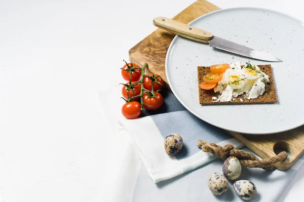 Pâine Prăjită Ouă Prepeliţă Ingrediente Roșii Ouă Brânză Pâine Secară — Fotografie, imagine de stoc