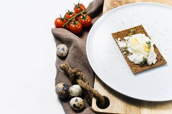 Kwartel Toast Ingrediënten Tomaten Kaas Roggebrood Witte Achtergrond Bovenaanzicht Ruimte — Stockfoto