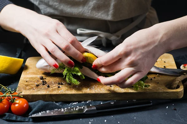 Mãos Chef Encheram Peixe Dorado Uma Tábua Corte Madeira Com — Fotografia de Stock