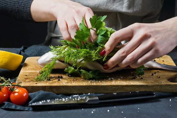 Kockens Händerna Fyllda Dorado Fisk Trä Skärbräda Med Persilja Och — Stockfoto