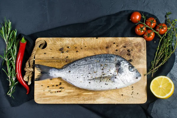 Dorado Fisch Roh Auf Einem Holzschneidebrett Zutat Rosmarin Tomaten Chili — Stockfoto