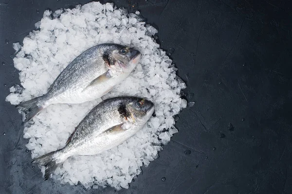 Pescado Crudo Dorado Sobre Hielo Fondo Oscuro Vista Superior Espacio —  Fotos de Stock