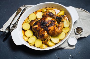 Izgara tavuk patates bir garnitür ile. Koyu arka plan, üstten görünüm