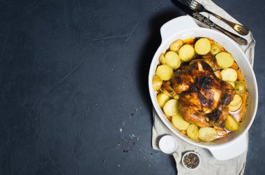 Izgara tavuk patates bir garnitür ile. Koyu arka plan, üstten görünüm, metin için yer