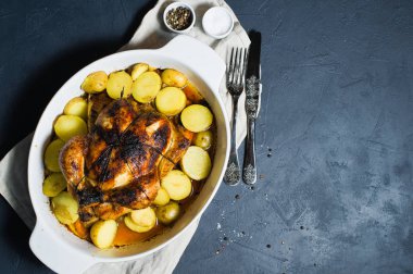 Izgara tavuk patates bir garnitür ile. Koyu arka plan, üstten görünüm, metin için yer