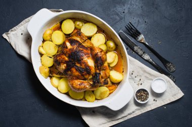 Fırın patates bir garnitür ile tavuk ızgara. Koyu arka plan, üstten görünüm