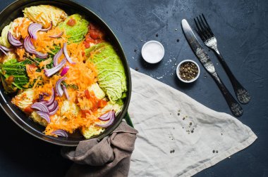 Savoy lahana dolması et ve sebze ile alır. Koyu arka plan, üstten görünüm