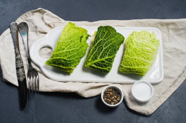 Savoy lahana dolması et ve sebze ile alır. Koyu arka plan, üstten görünüm