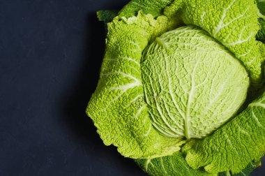 Savoy lahana. Koyu arka plan, üstten görünüm