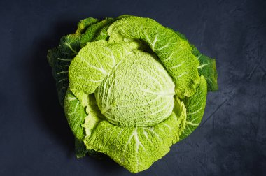 Savoy lahana. Koyu arka plan, üstten görünüm