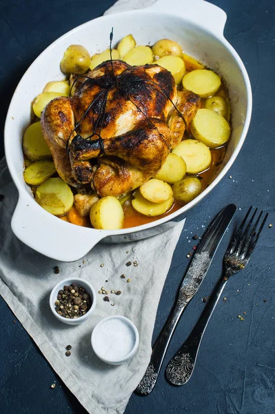 Grilled Chicken Side Dish Potatoes Dark Background Top View — Stock Photo, Image