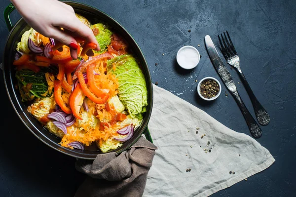 サボイ キャベツのシェフ振りかけるオニオン ロール肉や野菜を詰めて 暗い背景のトップ ビュー — ストック写真