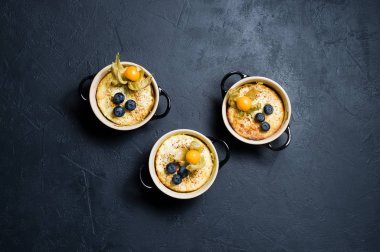 Klasik İngiliz sütlaç. Koyu arka plan, üstten görünüm