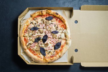 Bir karton kutu, koyu arka plan pizza. Metin için yer. Yukarıdan görüntüleyin. Pizza teslimatı. Pizza menü.