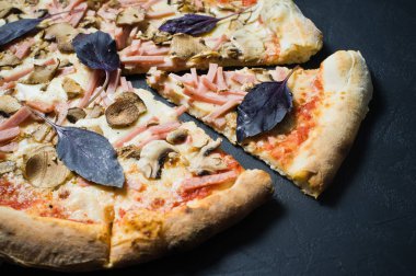 İtalyan pizza jambon, mantar ve fesleğen. Koyu arka plan, üstten görünüm, görünümü kapatın