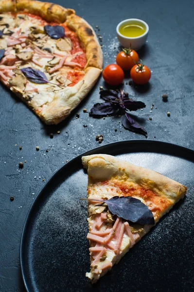 Кусок Свежеиспечённой Итальянской Пиццы Чёрной Тарелке Темный Фон Вид Сбоку — стоковое фото