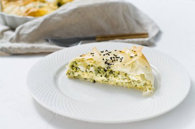 Ispanak pie Fransız. Beyaz arka plan, üstten görünüm