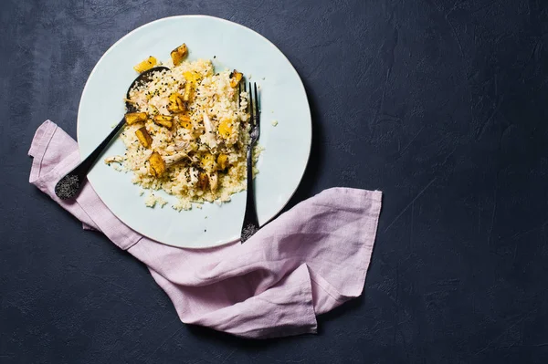 Salada Abóbora Assada Quinoa Frango Fundo Escuro Vista Superior Espaço — Fotografia de Stock