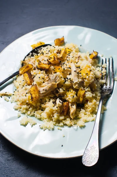 Gebackener Kürbis Und Quinoa Vegane Gesunde Ernährung Dunkler Hintergrund Seitenansicht — Stockfoto