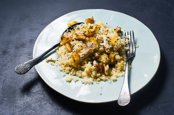 Gebackener Kürbis Und Quinoa Vegane Gesunde Ernährung Dunkler Hintergrund Seitenansicht — Stockfoto