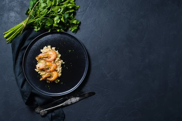 Italienisches Risotto Mit Garnelen Auf Einem Schwarzen Teller Ein Bund — Stockfoto