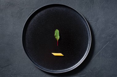 Chard ile Penne makarna kavramı minimalizm. Koyu arka plan, üstten görünüm, metin için yer