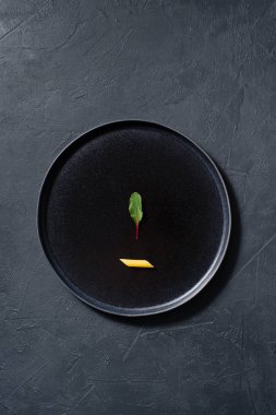 Chard ile Penne makarna kavramı minimalizm. Koyu arka plan, üstten görünüm, metin için yer